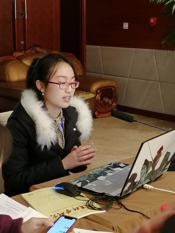母丹宣读论文
