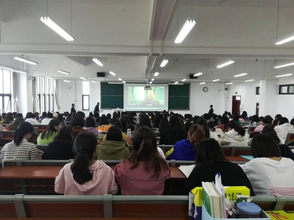 寇老师回顾教学历程 我集团学生认真观摩
