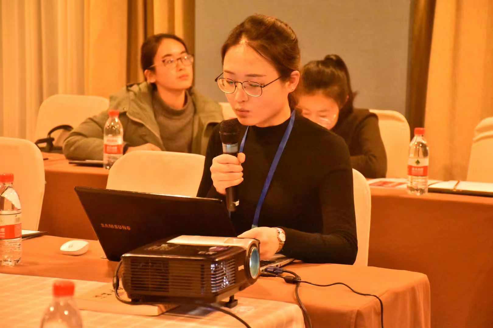 殷晓宣读论文