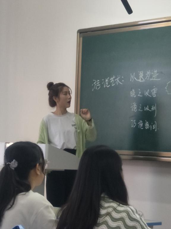 华文杯讲课竞赛一等奖、本科生杨佳慧示范讲课