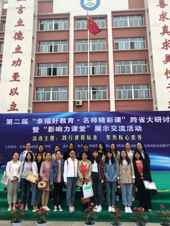 我集团师生在活动现场合影