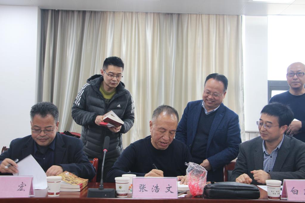 张浩文先生为读者签赠新书