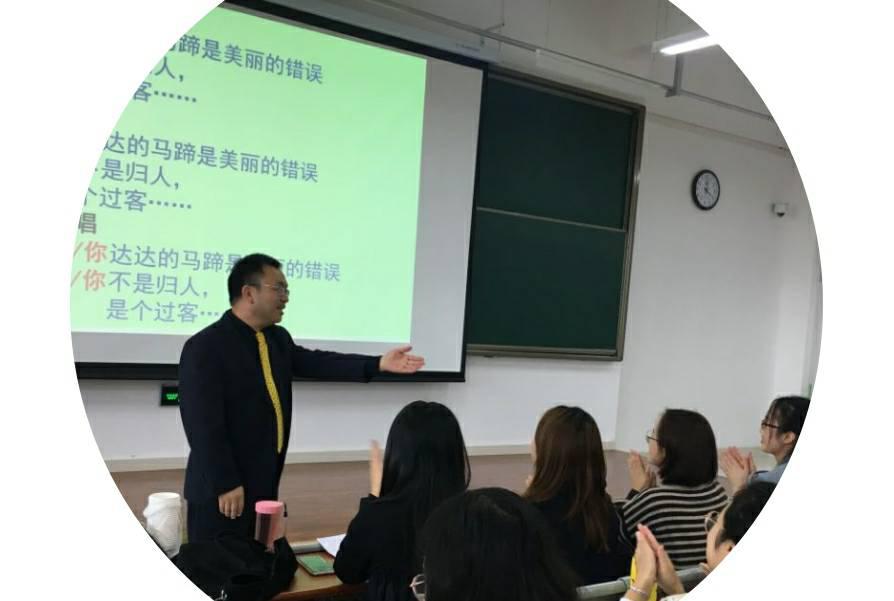 寇老师与学生互动讲解现代文朗诵技巧
