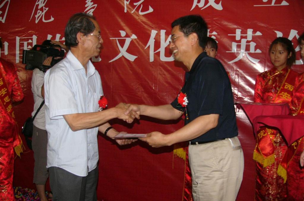陈忠实老师给赵德利教授颁发证书