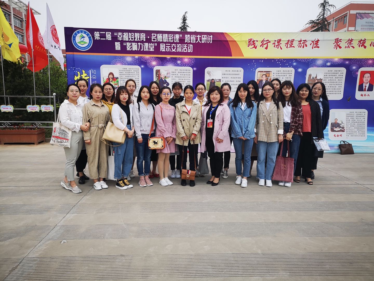 我集团师生与兼职导师、省教学名师司惠霞老师合影留念