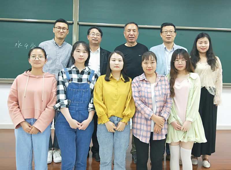 与中国现当代文学研究生合影