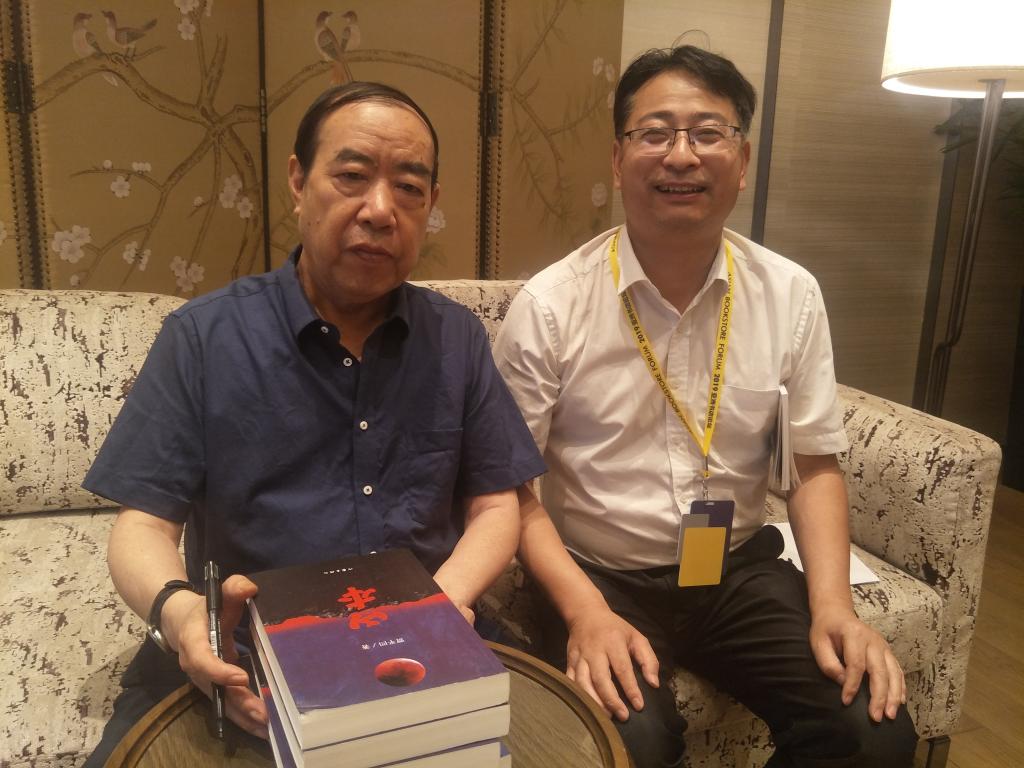 论坛间隙和贾平凹先生亲切交流
